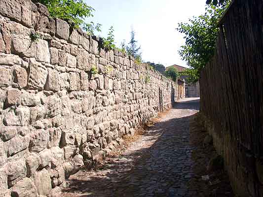 Hinter der Mauer