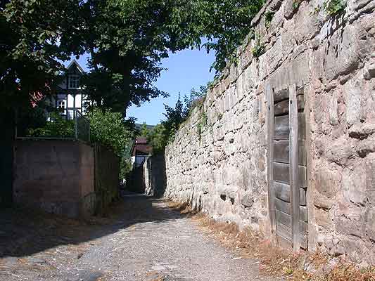 Hinter der Mauer