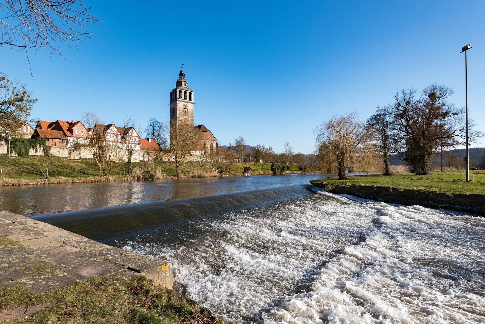 Allendorf von der Werra aus, mit Stadtmauer und der Kirche St. Crucis