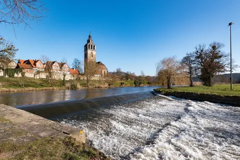Allendorf von der Werra aus, mit Stadtmauer und der Kirche St. Crucis