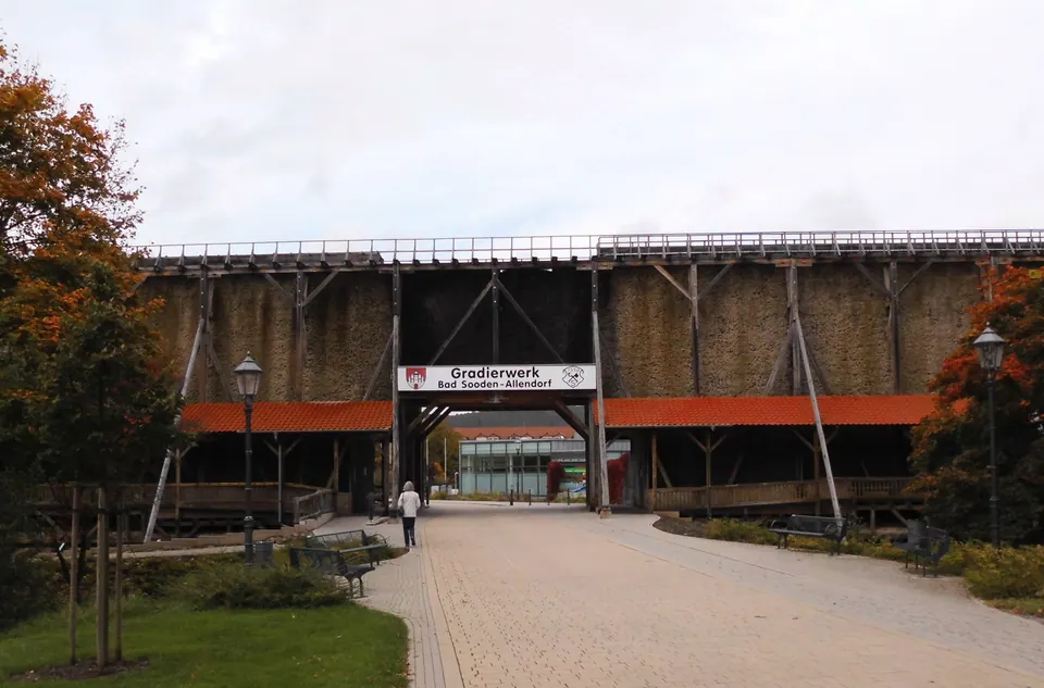Der Durchgang unter dem Gradierwerk