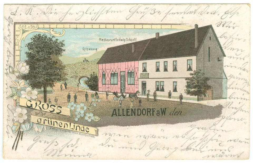 Postkarte: zweigeschossiges Gasthaus mit Schild, davor ein Baum, dahinter eine Gasse