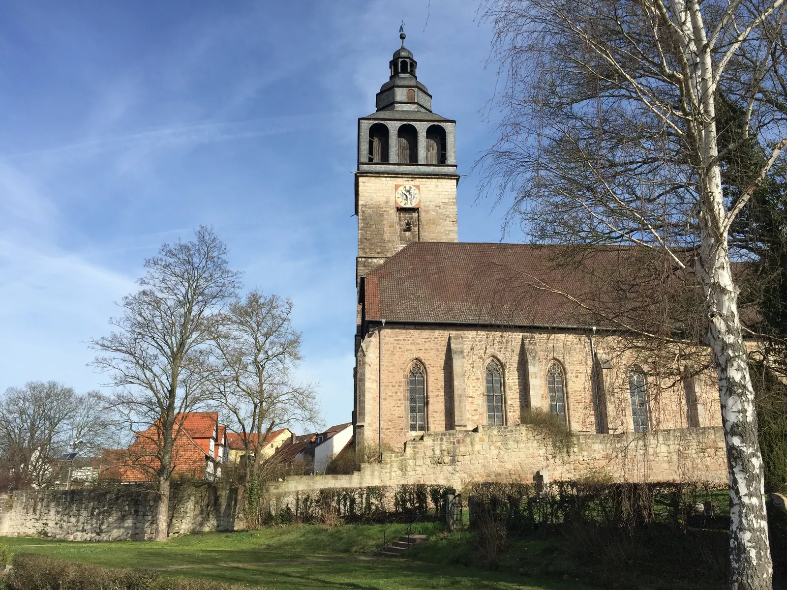 Die Stadtkirche St. Crucis über der alten Stadtmauer