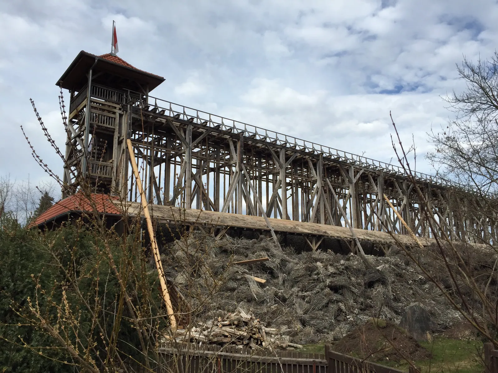 Das Gradierwerk mit dem Aussichtsturm — links das Reisig, das ausgetauscht wird