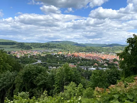 Die Stadt im Werratal, dahinter der Höhenzug