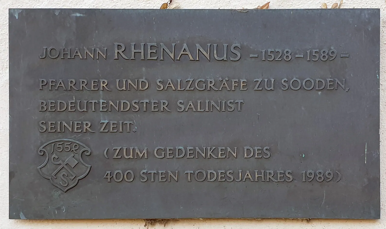Die Gedenktafel für Johannes Rhenanus im Kurpark, gesetzt zum 400. Todesjahr 1989