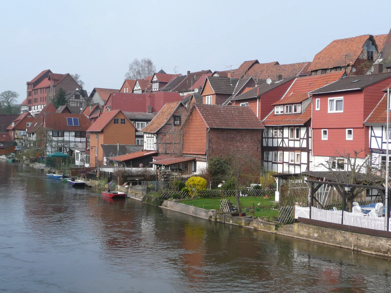 Das Allendorfer Werraufer, von der Brücke gesehen
