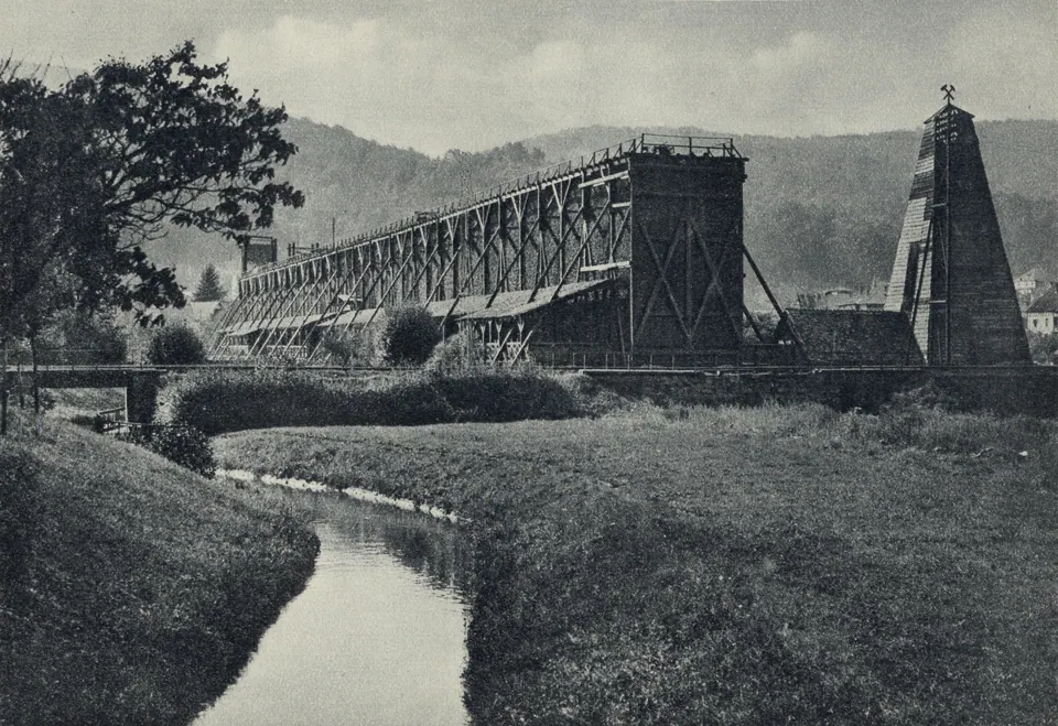 Dasselbe Bauwerk 1925, mit dem Solebohrturm, den es heute nicht mehr gibt